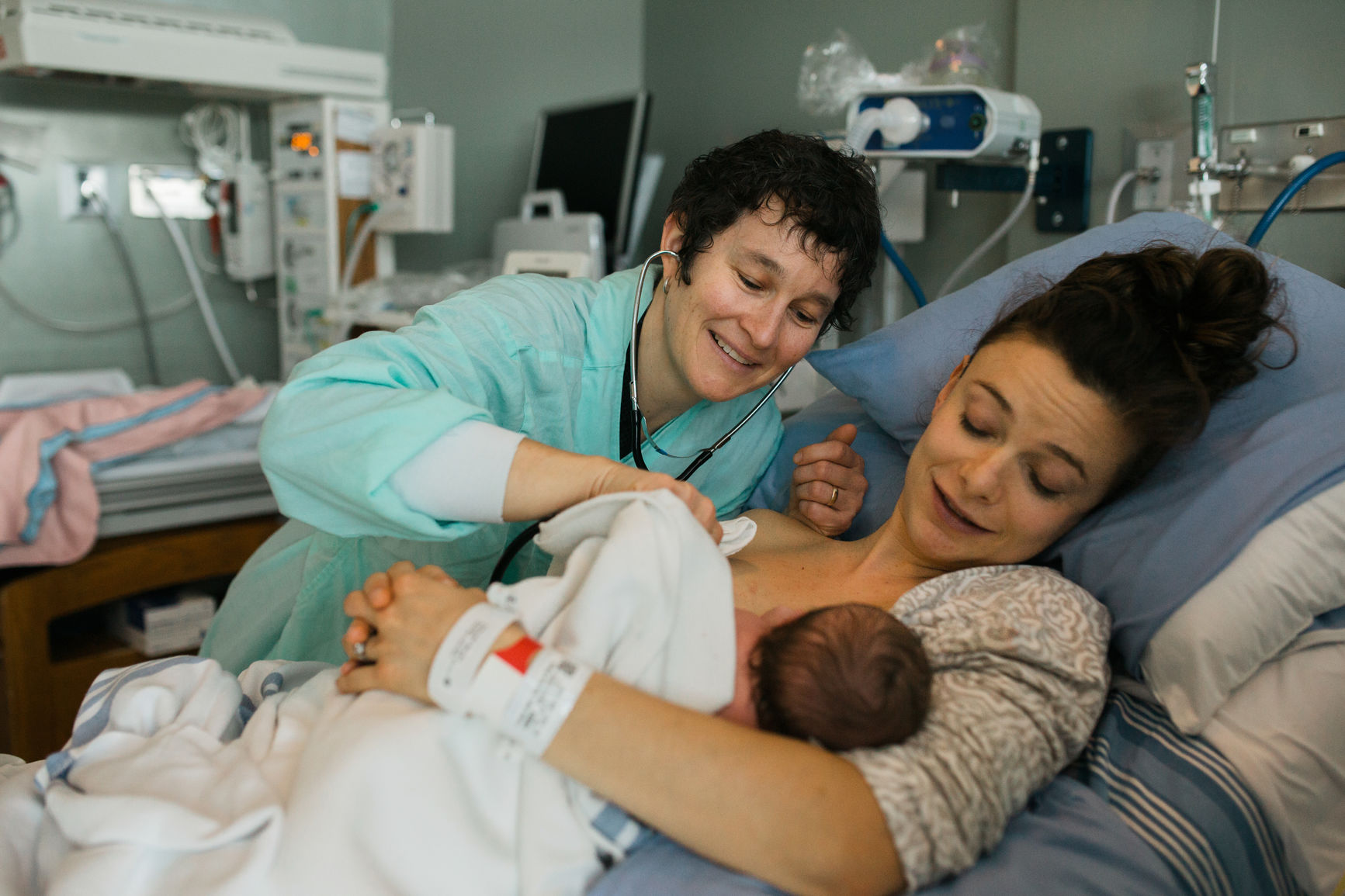 healthcare provider and wearable contraction monitor birth labor